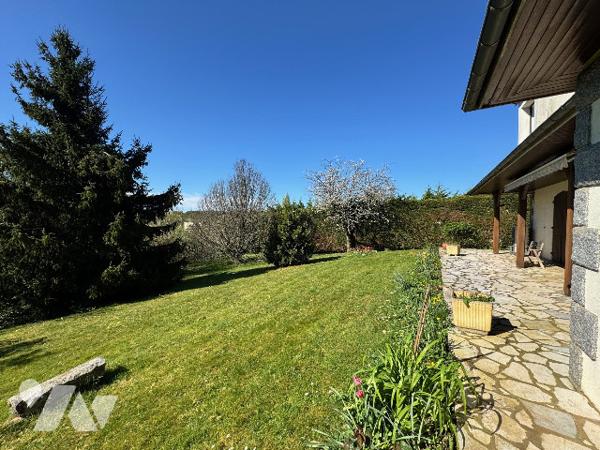Maison familiale avec beaux volumes et grand terrain paysagé – Proche zone commerciale d’Arçonnay