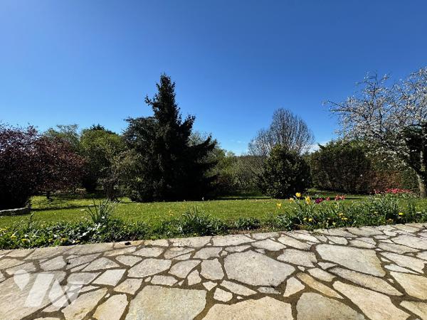 Maison familiale avec beaux volumes et grand terrain paysagé – Proche zone commerciale d’Arçonnay