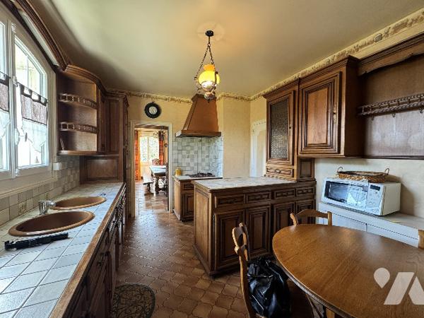 Maison familiale avec beaux volumes et grand terrain paysagé – Proche zone commerciale d’Arçonnay