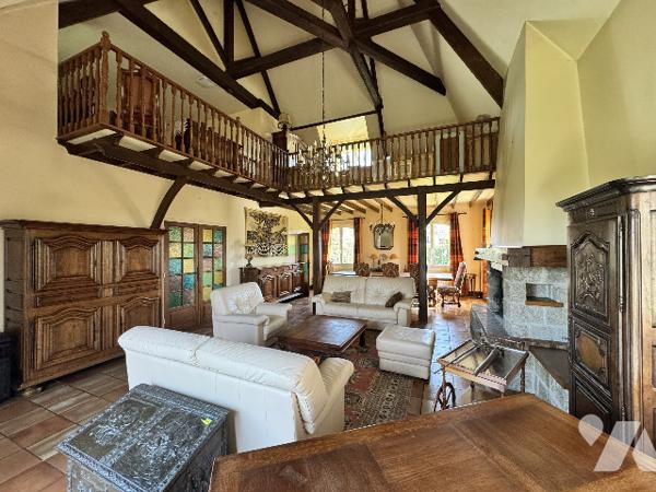 Maison familiale avec beaux volumes et grand terrain paysagé – Proche zone commerciale d’Arçonnay