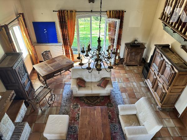 Maison familiale avec beaux volumes et grand terrain paysagé – Proche zone commerciale d’Arçonnay