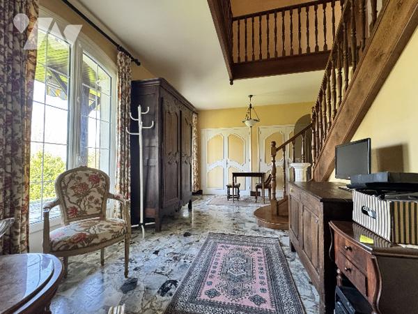 Maison familiale avec beaux volumes et grand terrain paysagé – Proche zone commerciale d’Arçonnay