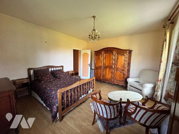 Maison familiale avec beaux volumes et grand terrain paysagé – Proche zone commerciale d’Arçonnay