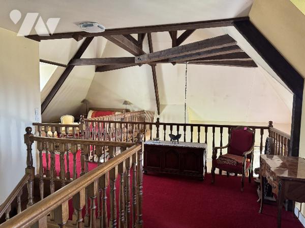 Maison familiale avec beaux volumes et grand terrain paysagé – Proche zone commerciale d’Arçonnay