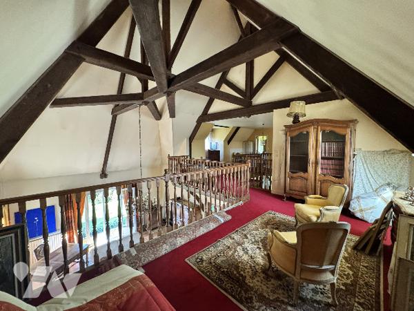 Maison familiale avec beaux volumes et grand terrain paysagé – Proche zone commerciale d’Arçonnay