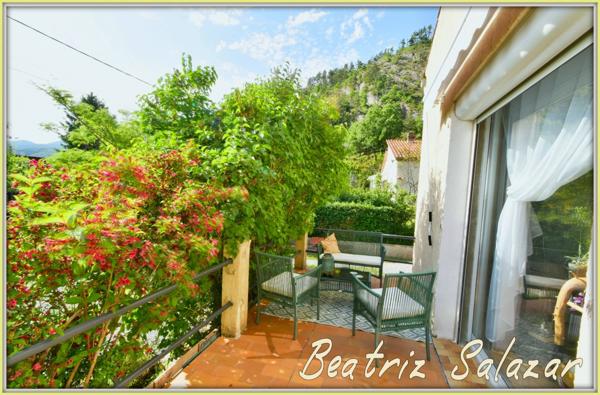 A 16 mn de Digne les Bains, dans un quartier calme, jolie maison sur 2 niveaux de 76 m² habitables avec jardin de 505m2 et cabanon.