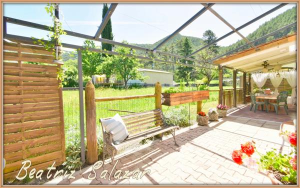 A 16 mn de Digne les Bains, dans un quartier calme, jolie maison sur 2 niveaux de 76 m² habitables avec jardin de 505m2 et cabanon.