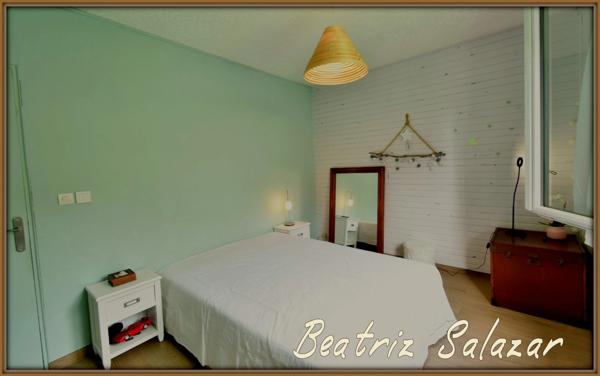 A 16 mn de Digne les Bains, dans un quartier calme, jolie maison sur 2 niveaux de 76 m² habitables avec jardin de 505m2 et cabanon.