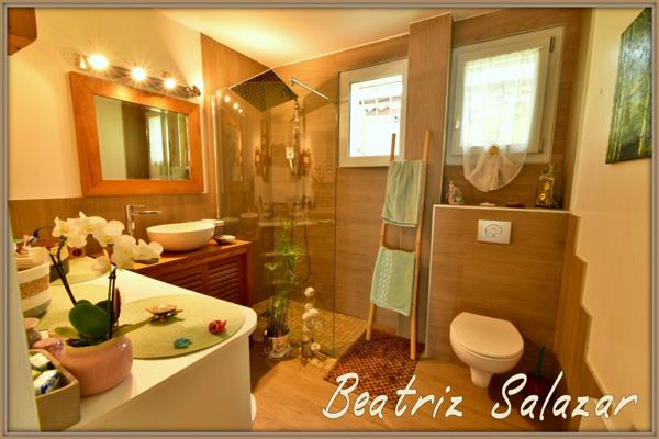 A 16 mn de Digne les Bains, dans un quartier calme, jolie maison sur 2 niveaux de 76 m² habitables avec jardin de 505m2 et cabanon.