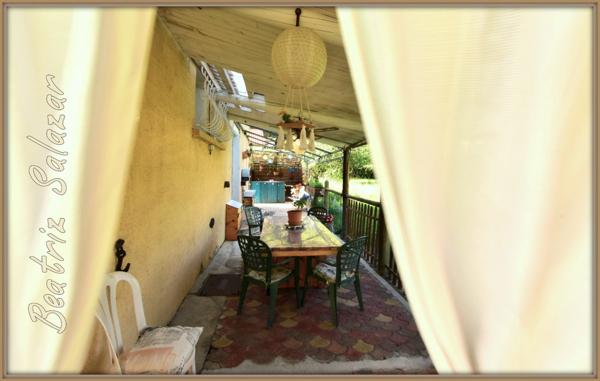 A 16 mn de Digne les Bains, dans un quartier calme, jolie maison sur 2 niveaux de 76 m² habitables avec jardin de 505m2 et cabanon.