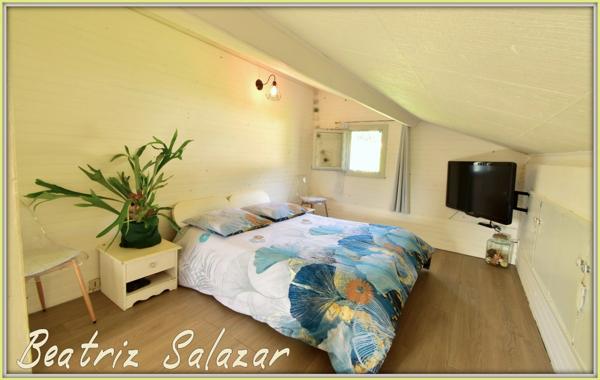 A 16 mn de Digne les Bains, dans un quartier calme, jolie maison sur 2 niveaux de 76 m² habitables avec jardin de 505m2 et cabanon.