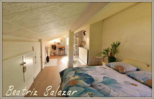 A 16 mn de Digne les Bains, dans un quartier calme, jolie maison sur 2 niveaux de 76 m² habitables avec jardin de 505m2 et cabanon.