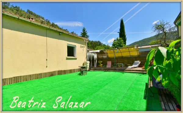 A 16 mn de Digne les Bains, dans un quartier calme, jolie maison sur 2 niveaux de 76 m² habitables avec jardin de 505m2 et cabanon.