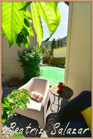 A 16 mn de Digne les Bains, dans un quartier calme, jolie maison sur 2 niveaux de 76 m² habitables avec jardin de 505m2 et cabanon.