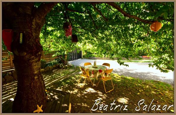 A 16 mn de Digne les Bains, dans un quartier calme, jolie maison sur 2 niveaux de 76 m² habitables avec jardin de 505m2 et cabanon.