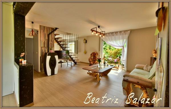 A 16 mn de Digne les Bains, dans un quartier calme, jolie maison sur 2 niveaux de 76 m² habitables avec jardin de 505m2 et cabanon.