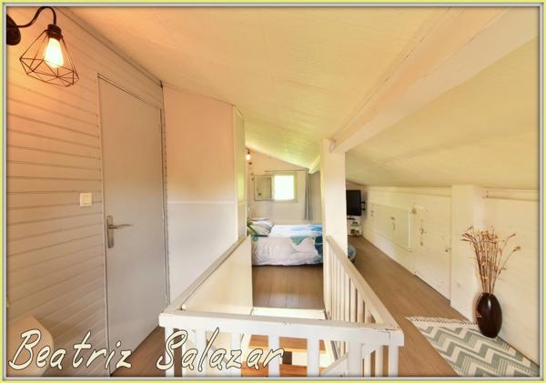 A 16 mn de Digne les Bains, dans un quartier calme, jolie maison sur 2 niveaux de 76 m² habitables avec jardin de 505m2 et cabanon.