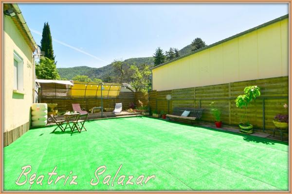 A 16 mn de Digne les Bains, dans un quartier calme, jolie maison sur 2 niveaux de 76 m² habitables avec jardin de 505m2 et cabanon.