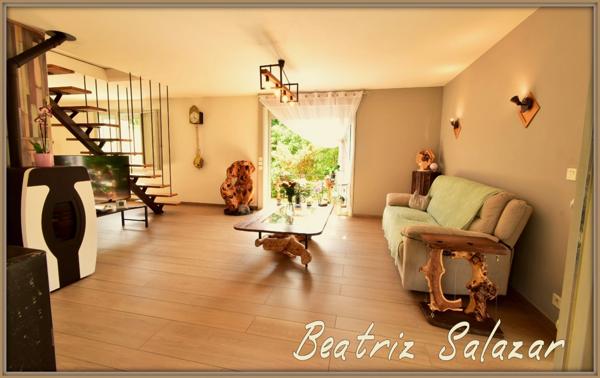 A 16 mn de Digne les Bains, dans un quartier calme, jolie maison sur 2 niveaux de 76 m² habitables avec jardin de 505m2 et cabanon.