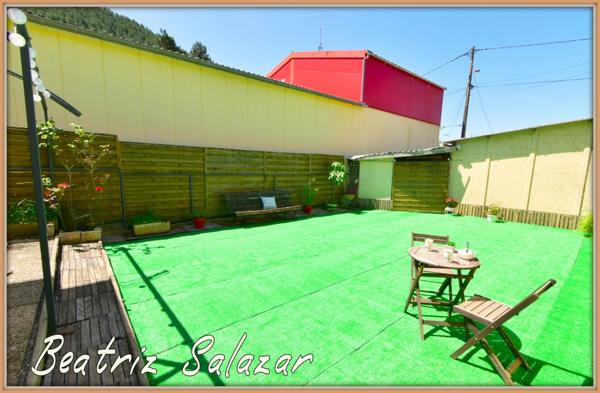 A 16 mn de Digne les Bains, dans un quartier calme, jolie maison sur 2 niveaux de 76 m² habitables avec jardin de 505m2 et cabanon.