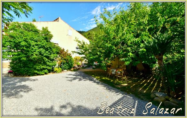 A 16 mn de Digne les Bains, dans un quartier calme, jolie maison sur 2 niveaux de 76 m² habitables avec jardin de 505m2 et cabanon.