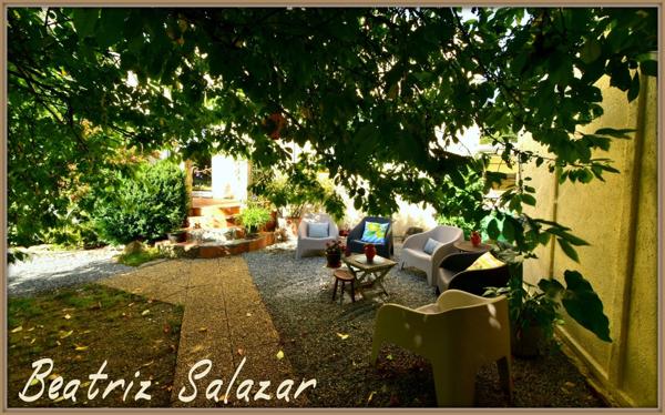 A 16 mn de Digne les Bains, dans un quartier calme, jolie maison sur 2 niveaux de 76 m² habitables avec jardin de 505m2 et cabanon.