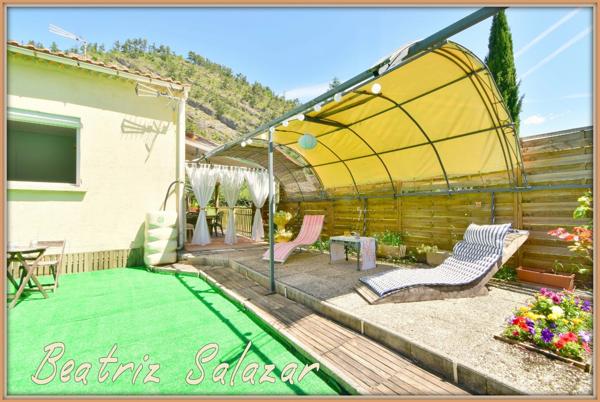 A 16 mn de Digne les Bains, dans un quartier calme, jolie maison sur 2 niveaux de 76 m² habitables avec jardin de 505m2 et cabanon.