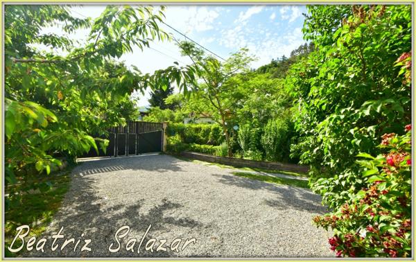 A 16 mn de Digne les Bains, dans un quartier calme, jolie maison sur 2 niveaux de 76 m² habitables avec jardin de 505m2 et cabanon.