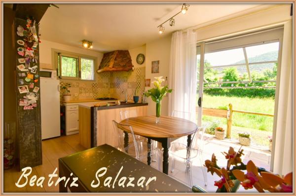 A 16 mn de Digne les Bains, dans un quartier calme, jolie maison sur 2 niveaux de 76 m² habitables avec jardin de 505m2 et cabanon.