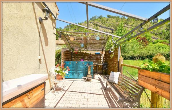 A 16 mn de Digne les Bains, dans un quartier calme, jolie maison sur 2 niveaux de 76 m² habitables avec jardin de 505m2 et cabanon.