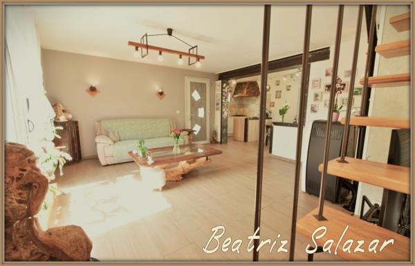 A 16 mn de Digne les Bains, dans un quartier calme, jolie maison sur 2 niveaux de 76 m² habitables avec jardin de 505m2 et cabanon.