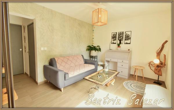 A 16 mn de Digne les Bains, dans un quartier calme, jolie maison sur 2 niveaux de 76 m² habitables avec jardin de 505m2 et cabanon.