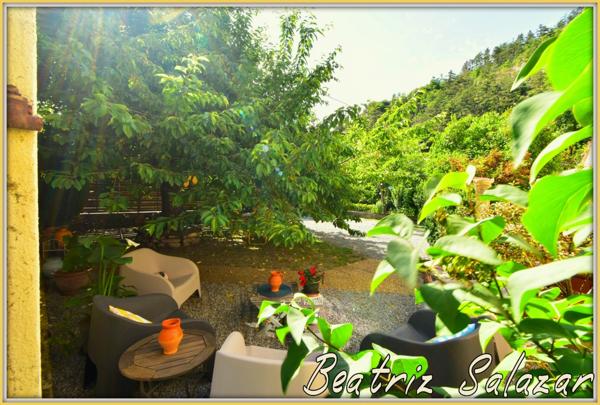 A 16 mn de Digne les Bains, dans un quartier calme, jolie maison sur 2 niveaux de 76 m² habitables avec jardin de 505m2 et cabanon.