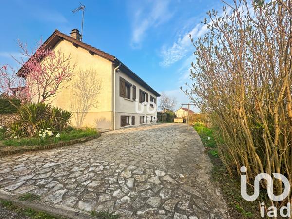 Pavillon 5 pièces de 119 m² à Les Bordes (89500)