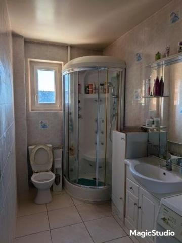 EXCEPTIONNEL, Appartemen de 54 m² avec 2 chambres,  garage, parking, grenier et cave  à  Champagnole JURA