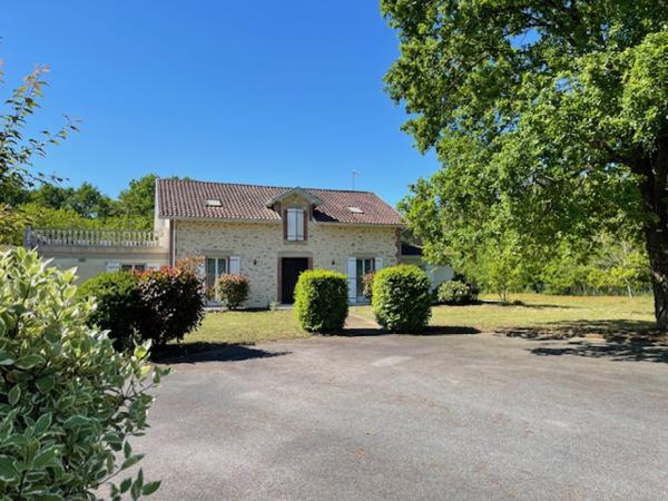 Ancien relais de chasse rénové de 237 m² avec piscine et grand garage sur terrain 3345 m²