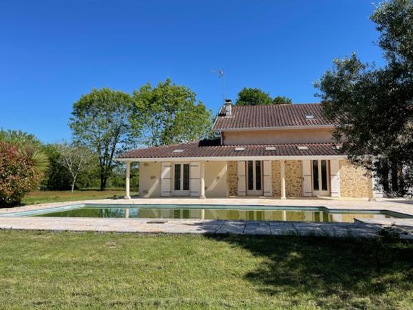 Ancien relais de chasse rénové de 237 m² avec piscine et grand garage sur terrain 3345 m²