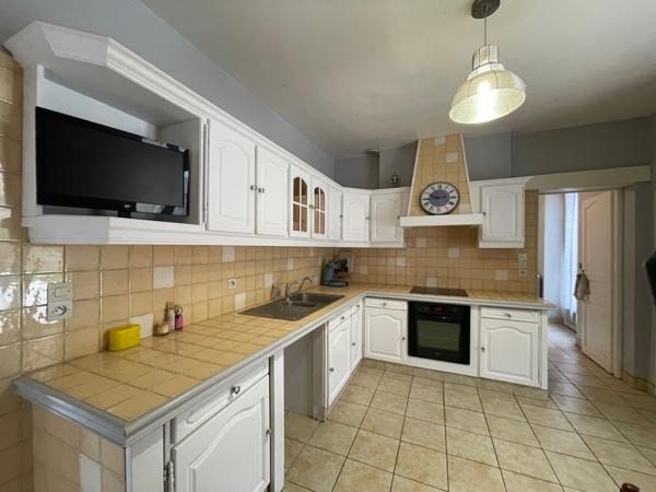 Ancien relais de chasse rénové de 237 m² avec piscine et grand garage sur terrain 3345 m²