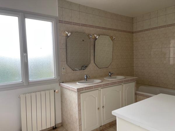 Ancien relais de chasse rénové de 237 m² avec piscine et grand garage sur terrain 3345 m²