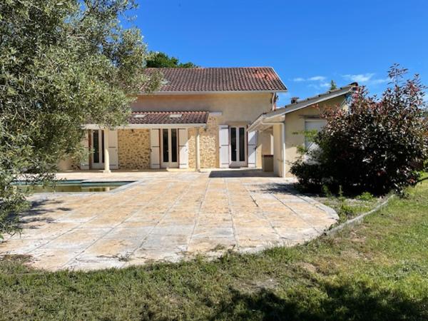 Ancien relais de chasse rénové de 237 m² avec piscine et grand garage sur terrain 3345 m²