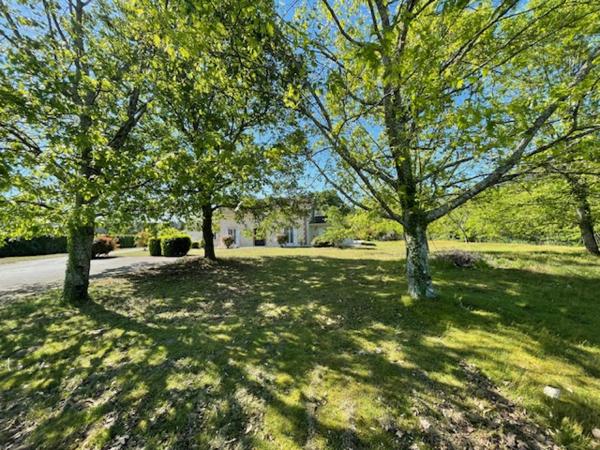 Ancien relais de chasse rénové de 237 m² avec piscine et grand garage sur terrain 3345 m²