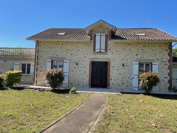Ancien relais de chasse rénové de 237 m² avec piscine et grand garage sur terrain 3345 m²