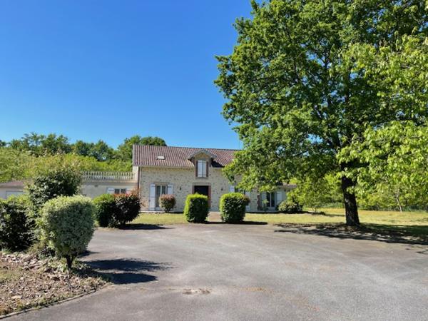 Ancien relais de chasse rénové de 237 m² avec piscine et grand garage sur terrain 3345 m²