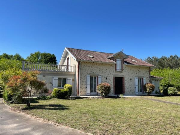 Ancien relais de chasse rénové de 237 m² avec piscine et grand garage sur terrain 3345 m²