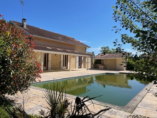 Ancien relais de chasse rénové de 237 m² avec piscine et grand garage sur terrain 3345 m²