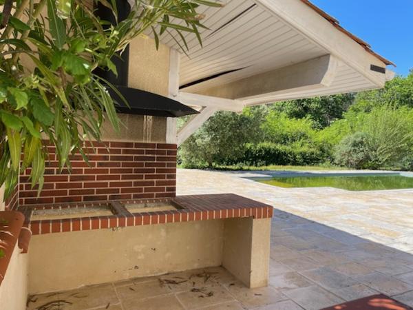 Ancien relais de chasse rénové de 237 m² avec piscine et grand garage sur terrain 3345 m²