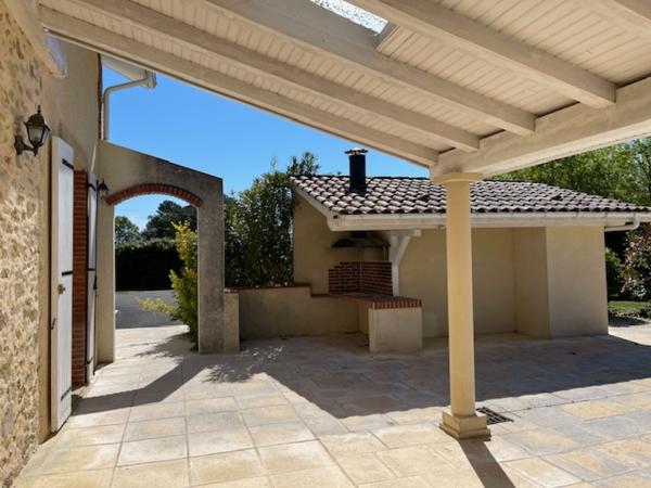 Ancien relais de chasse rénové de 237 m² avec piscine et grand garage sur terrain 3345 m²