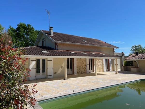Ancien relais de chasse rénové de 237 m² avec piscine et grand garage sur terrain 3345 m²