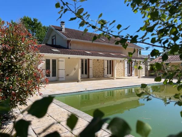 Ancien relais de chasse rénové de 237 m² avec piscine et grand garage sur terrain 3345 m²