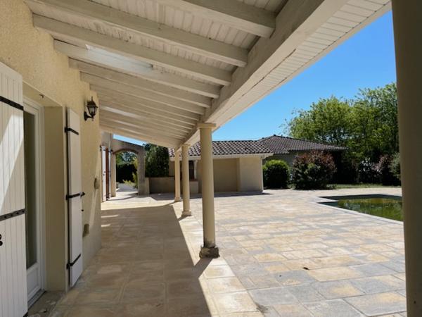 Ancien relais de chasse rénové de 237 m² avec piscine et grand garage sur terrain 3345 m²